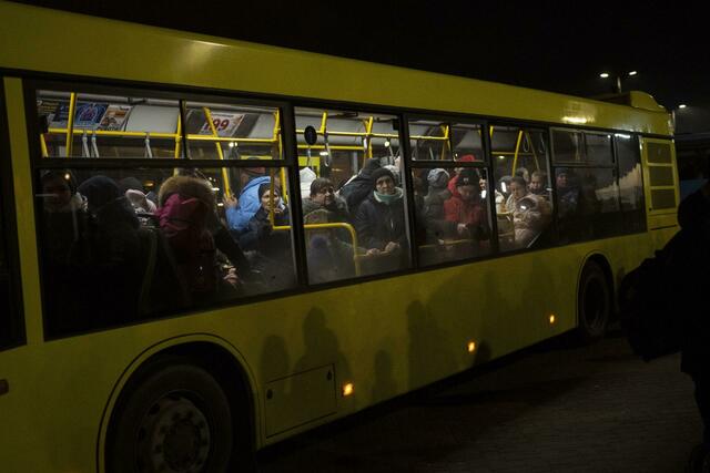 Dieser Bus bringt ukrainische Flüchtende aus Lwiw an die polnische Grenze.
