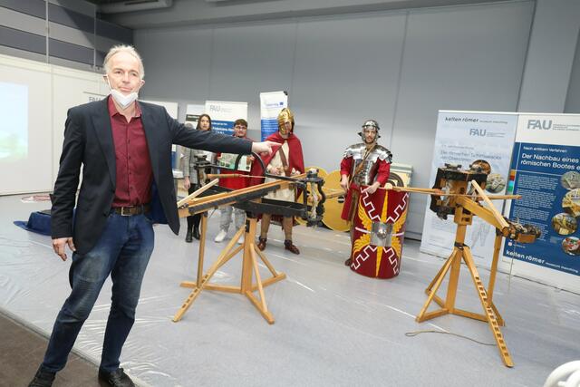 Prof. Dr. Boris Dreyer zeigt mit Studenten Römische Katapulte. | Foto: Udo Dreier