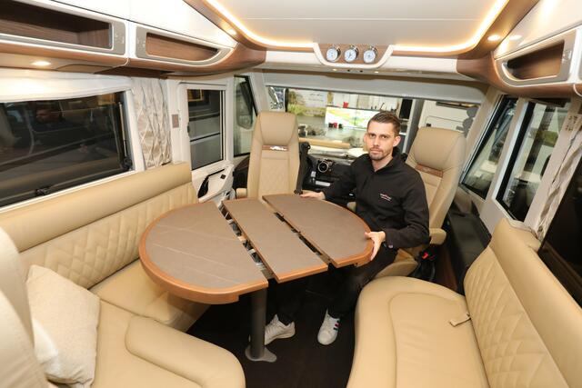 JA Reisemobile auch zum Mieten - Chef Jergen Lesniczack zeigt einen Ausziehtisch | Foto: Udo Dreier