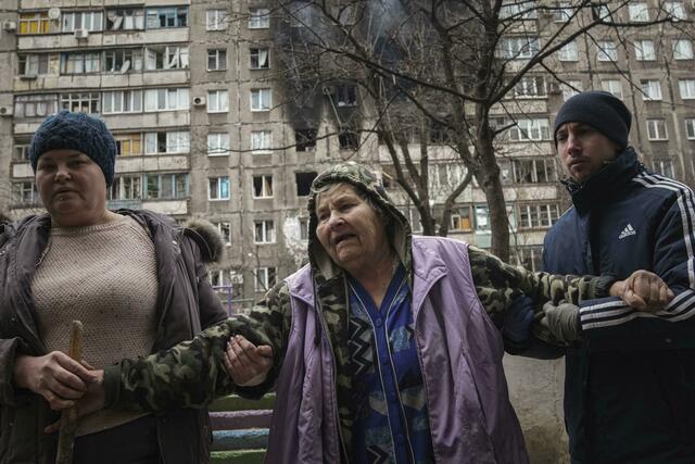 Im Hintergrund ein von Granaten getroffenes Haus. Die Lage in der eingekesselten Stadt Mariupol spitzt sich immer weiter zu. Separatisten sollen bis auf abermals vorgerückt sein.