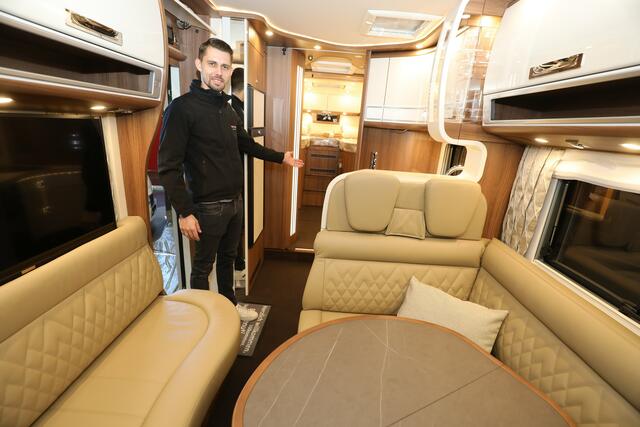 JA Reisemobile auch zum Mieten - Chef Jergen Lesniczack zeigt einen Ausziehtisch | Foto: Udo Dreier