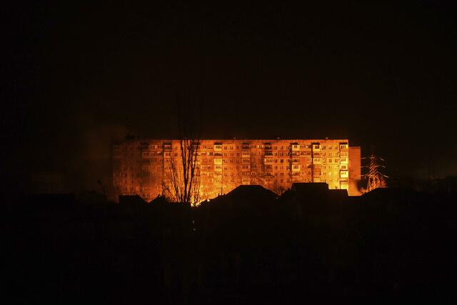 Nach russischem Beschuss brennt es in einem Siedlungsgebiet in Mariupol. Die Stadt am Asowschen Meer wird seit Tagen belagert, die Lage in der Stadt gilt als katastrophal.
