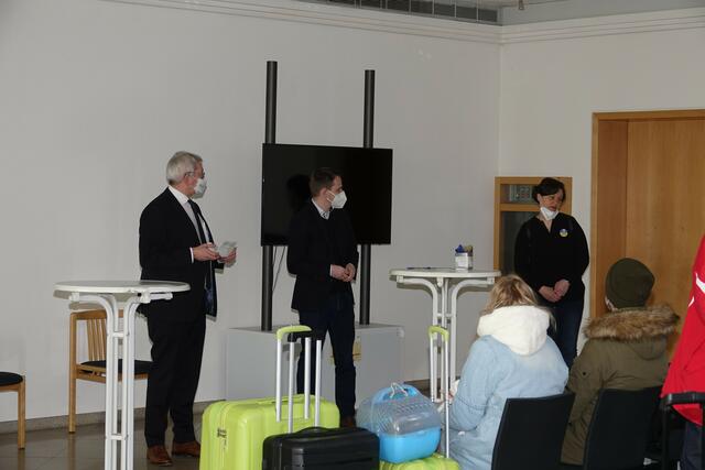 Landrat Johann Kalb und Staatsministerin Melanie Huml heißen die erste Gruppe ukrainischer Flüchtlinge willkommen, die dem Landkreis Bamberg von der zentralen Aufnahmeeinrichtung für Oberfranken zugewiesen worden ist. 
 | Foto: Pressestelle Landratsamt