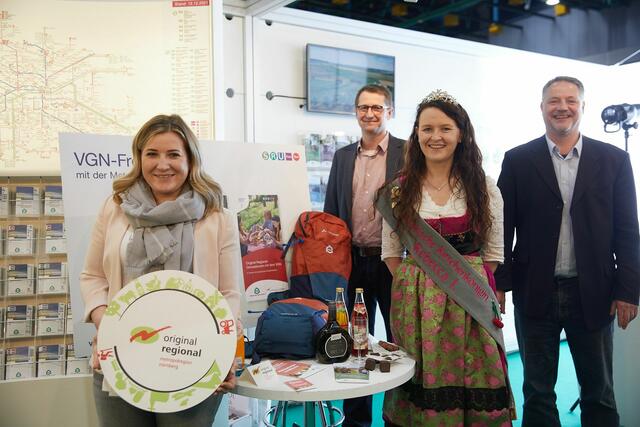Influencerin Sabrina Lamm, Steffen Lipfert (Erster Bürgermeister der Gemeinde Markt Pretzfeld), Rebecca Daut (Kirschenkönigin Landkreis Forchheim) und Dr. Andreas Rösch (Wirtschaftsförderung des Landkreises Forchheim).
  | Foto: VGN/ Andrea Gaspar-Klein