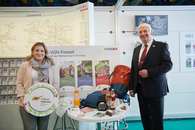  Influencerin Sabrina Lamm @honigmanufaktumitherz, Landkreis Bamberg  und Reinhard Streng (Stellvertretender Landrat des Landkreises Neustadt a.d. Aisch - Bad Windsheim) | Foto: VGN/ Andrea Gaspar-Klein