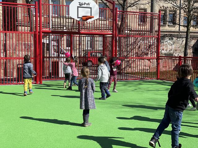 Kinder beim ersten Fußballspiel auf dem neuen Multifunktionsplatz Austraße. | Foto: André Winkel / Stadt Nürnberg