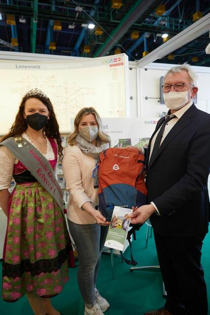  Rebecca Daut (Kirschenkönigin Landkreis Forchheim), Influencerin Sabrina Lamm und Johann Kalb (Landrat des Landkreises Bamberg und Ratsvorsitzender der Metropolregion Nürnberg) | Foto: VGN/ Andrea Gaspar-Klein