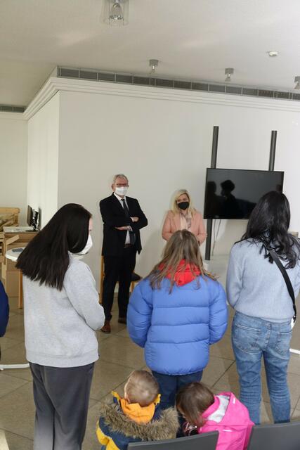 Landrat Johann Kalb und Staatsministerin Melanie Huml heißen die erste Gruppe ukrainischer Flüchtlinge willkommen, die dem Landkreis Bamberg von der zentralen Aufnahmeeinrichtung für Oberfranken zugewiesen worden ist. 
 | Foto: Pressestelle Landratsamt