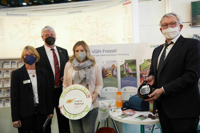 Anja Steidl (Geschäftsführerin, VGN Verkehrsverbund Großraum Nürnberg GmbH), Reinhard Streng (Stellvertretender Landrat des Landkreises Neustadt a.d. Aisch - Bad Windsheim), Influencerin Sabrina Lamm und Johann Kalb (Landrat des Landkreises Bamberg und Ratsvorsitzender der Metropolregion Nürnberg) | Foto: VGN/ Andrea Gaspar-Klein