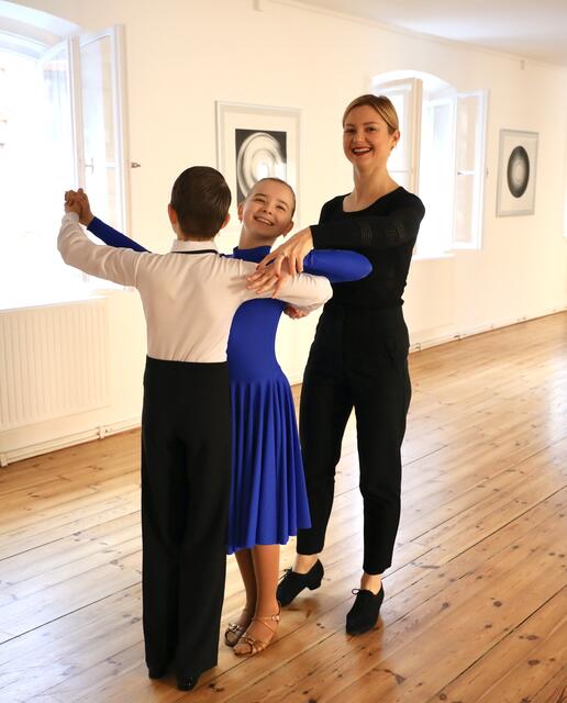 Tanzsport-Trainerin Oksana Pasternak mit dem Kinderpaar Michael und Uliana in der Ausstellung.  | Foto: Nicole Fuchsbauer