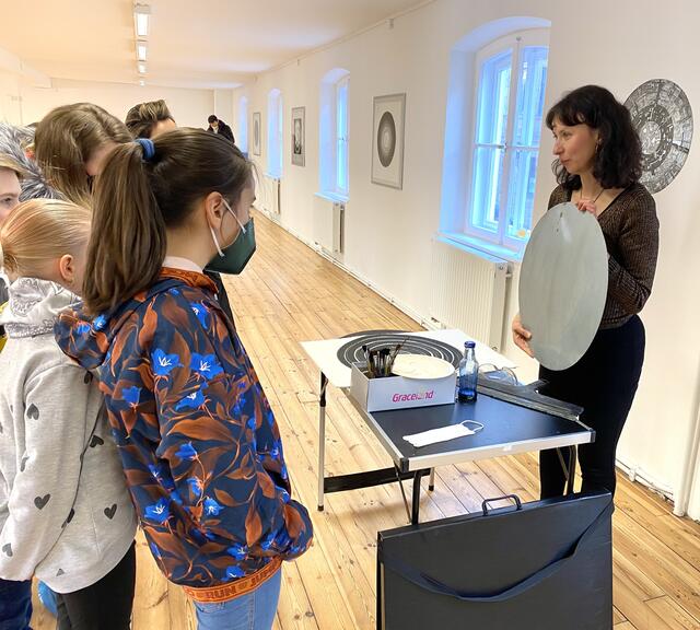 Rundgang mit Maja Bogaczewicz durch die Ausstellung.  | Foto: Nicole Fuchsbauer