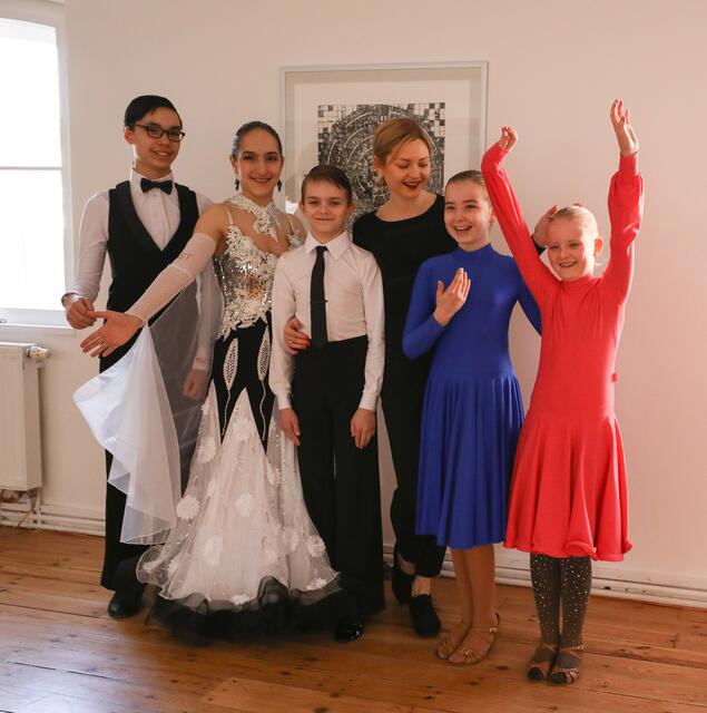 Der talentierte Nachwuchs aus dem Kinder- und Jugendbereich übernahm den tänzerischen Teil der ,,Inneren Übungen" (v.l.): Leander, Lia, Michael, Trainerin Oksana Pasternak, Uliana und Valerie.  | Foto: Nicole Fuchsbauer