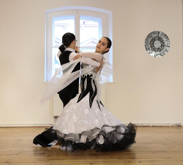 Grafik und Tanz mit Leander und Lia.  | Foto: Nicole Fuchsbauer