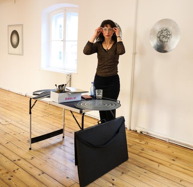 ,,Der Titel  ,Innere Übungen' bezeichnet  das, was ich als ,inneren Ort' bezeichnen würde. Er bezieht sich auf den Schaffensprozess an sich, der als eine innere Übung - eine Art Meditation, gesehen werden kann, sowie auch auf die symbolische Wirkung der einzelnen Grafiken, die zu einer inneren Reise anregen vermag", beschreibt Maja Bogaczewicz ihre Tiefdruckarbeiten.  | Foto: Nicole Fuchsbauer