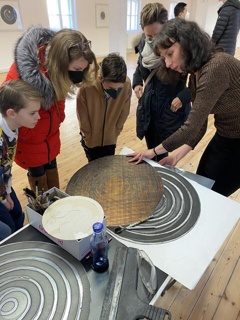 Wie entsteht Grafikkunst? Künstlerin Maja Bogaczewich erklärt den Gästen den Weg von der Druckplatte bis zum Kunstwerk auf Papier.  | Foto: Nicole Fuchsbauer