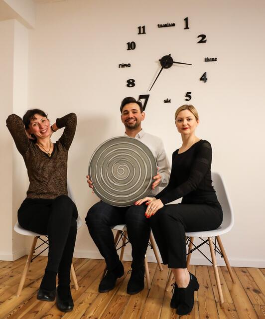 Sind stolz auf ihr erstes gemeinsames Projekt: Maja Bogaczewicz (l.), Oksana Pasternak (r.) mit ihrem Mann Maxim Dolgirev.  | Foto: Nicole Fuchsbauer