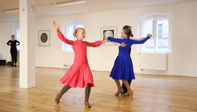 Valerie (l.) , Michael und Uliana bei ihrer Tanz-Präsentaion zur Eröffnung der Ausstelllung zum Tag der Druckkunst unter dem Titel ,,Innere Übungen in Grafik, Tanz und Yoga".  | Foto: Nicole Fuchsbauer