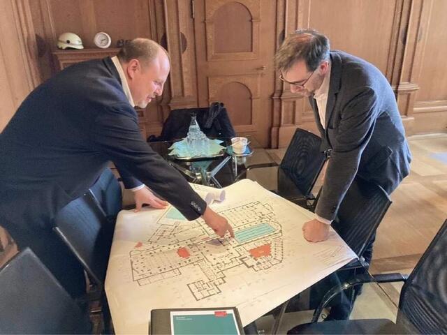 Am vergangenen Freitag hat Stadtbaumeister Daniel F. Ulrich (r.) die Baugenehmigung für das Volksbad offiziell erteilt und an Bürgermeister Christian Vogel übergeben.  | Foto: oh