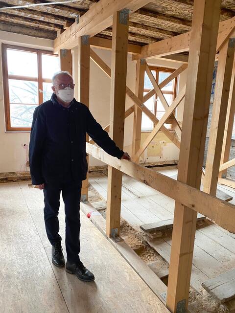 Altstadtfreunde-Vorsitzender Karl-Heinz Enderle in den oberen Stockwerken des Pilatushauses.  | Foto: Nicole Fuchsbauer