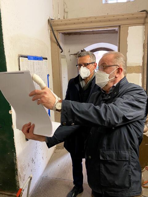 Der Vorsitzende der Altstadtfreunde Nürnberg e.V. Karl-Heinz Enderle (r.) zeigt Wirtschaftsreferent Dr. Michael Fraas alte Aufnahmen des Pilatushauses.  | Foto: Nicole Fuchsbauer