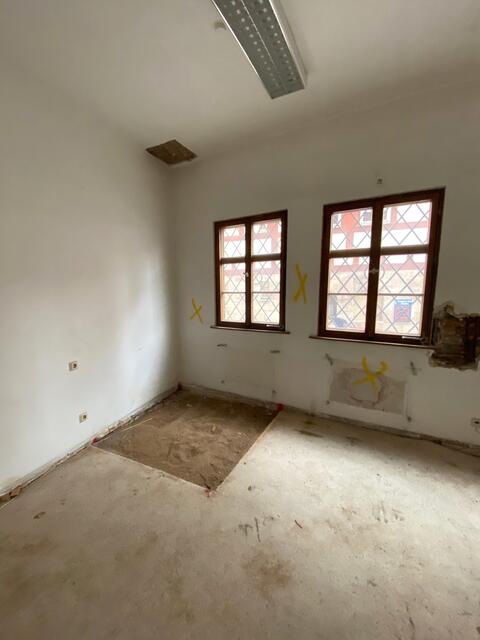 In diesem Raum im Erdgeschoss entsteht ein neuer Eingang bei den Fenster und links daneben wird der Aufzug installiert.  | Foto: Nicole Fuchsbauer