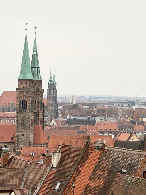 Seltener Blick: die beiden Altstadtkirchen St. Sebald und St. Lorenz in einer Sichtachse.   | Foto: Nicole Fuchsbauer