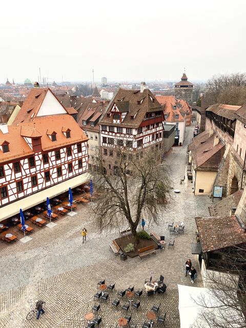 Blick auf den Tiergärtnertorplatz mit Dürerhaus (Mitte).  | Foto: Nicole Fuchsbauer