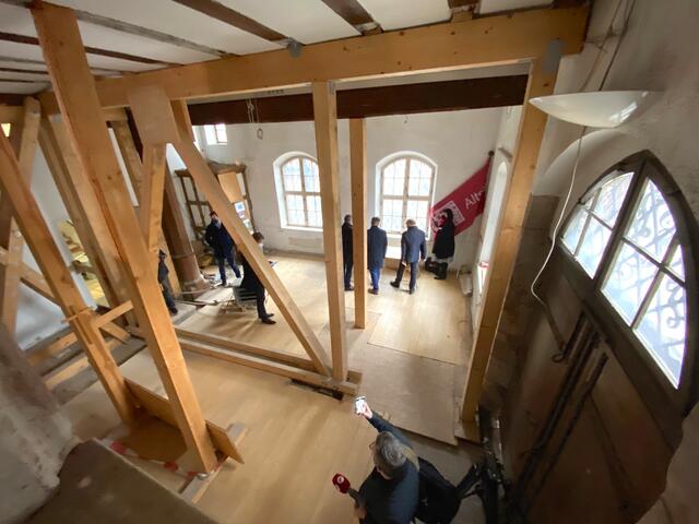 Trägerbalken stützen die Statik des Hauses.  | Foto: Nicole Fuchsbauer