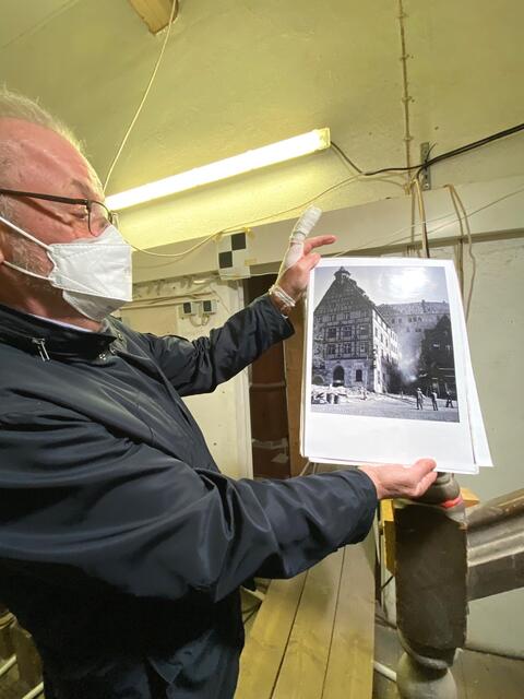 Altstadtfreunde-Chef Karl-Heinz Enderle zeigt alte Fotos des Pilatushauses aus verschiedenen Jahrhunderten.  | Foto: Nicole Fuchsbauer