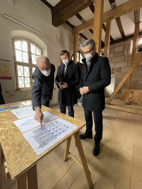 Der Verein Altstadtfreunde Nürnberg e.V. saniert das Pilatushaus. Die Hintergründe der Überlassung und das weitere Vorgehen haben Oberbürgermeister Marcus König, Wirtschafts- und Wissenschaftsreferent Dr. Michael Fraas (rechts) und Karl-Heinz Enderle (links), Vorsitzender der Altstadtfreunde, am Donnerstag, 17. März 2022, im Pilatushaus beim Tiergärtnertor, Obere Schmiedgasse 64 / 66, vorgestellt.

 | Foto: Stadt Nürnberg / Andreas Franke
