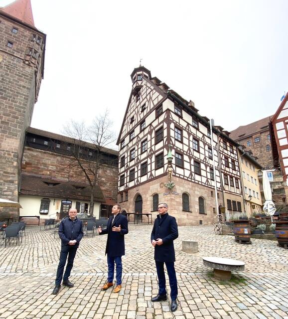 Große Freude bei allen Beteiligten: Die Altstadtfreunde übernehmen zum 1. April 2022 das Pilatushaus in Erbpacht von der Stadt Nürnberg. OB Marcus König (Mitte): ,,Bei den Altstadtfreunden ist das Pilatushaus in den besten Händen!" Links im Bild Altstadtfreunde-Chef Karl-Heinz Enderle und Wirtschaftsreferent Dr. Michael Fraas (r.).  | Foto: Nicole Fuchsbauer
