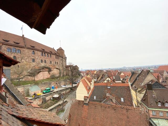 Ein Stück Dachvorsprung des Pilatushauses mit Blick auf die Burg.  | Foto: Nicole Fuchsbauer