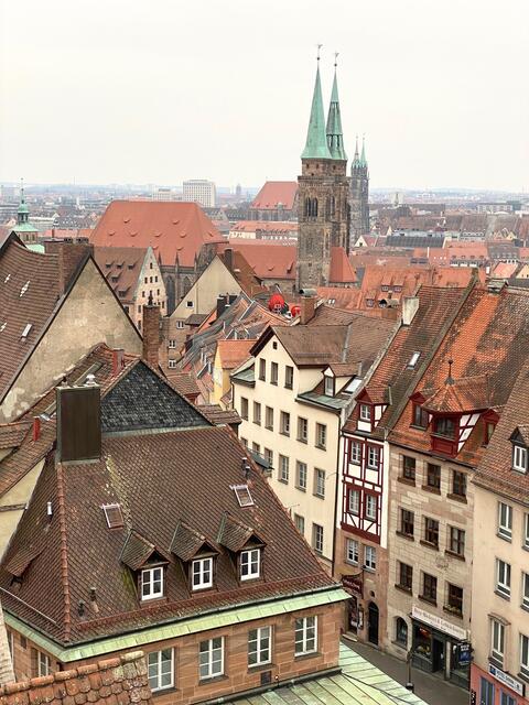 Blick über die Dächer der Nürnbergers mit den zwei Altstadtkirchen im Blick.  | Foto: Nicole Fuchsbauer