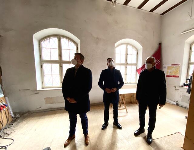 Die aufwendige und teure Sanierung des Pilatushauses soll in den nächsten fünf Jahren bewältigt werden. OB Marcus König, Wirtschaftsreferent Dr. Michael Fraas und Altstadtfreunde-Vorsitzender Karl-Heinz Enderle (v.l.) beim Rundgang.  | Foto: Nicole Fuchsbauer