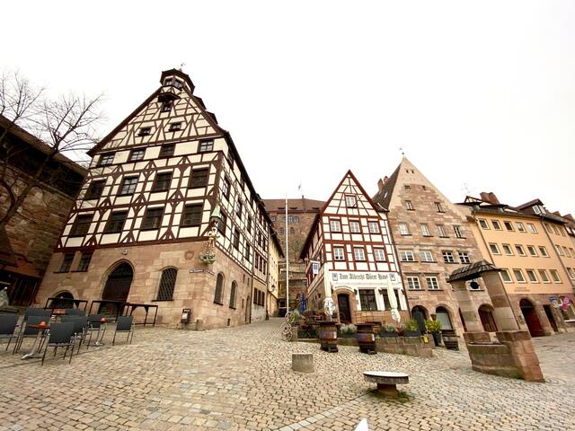 Links im Bild das Pilatushaus am Tiergärtnertorplatz.  | Foto: Nicole Fuchsbauer