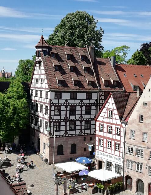 Das Pilatushaus im Sonnenschein.  | Foto: Karl-Heinz Enderle