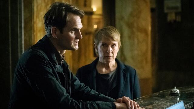 Kriminalhauptkommissar Felix Voss (Fabian Hinrichs) und Kriminalhauptkommissarin Paula Ringelhahn (Dagmar Manzel) befragen die Empfangschefin im Hotel.  | Foto:  BR/Hager Moss Film GmbH/Hagen Keller