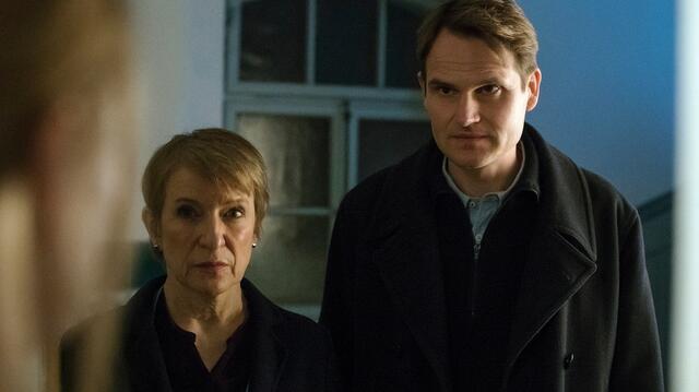 Paula Ringelhahn (Dagmar Manzel) und Felix Voss (Fabian Hinrichs) stehen vor der Tür von Mia Bannert.  | Foto: BR/Hager Moss Film GmbH/Hagen Keller
