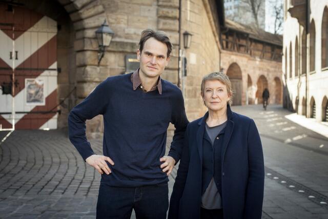 Fabian Hinrichs (Rolle: Felix Voss) und Dagmar Manzel (Rolle: Paula Ringelhahn) vor dem Nürnberger Handwerkerhof im neuesten Tatort Franken ,,Warum".  | Foto: BR/Hager Moss Film GmbH/Hagen Keller