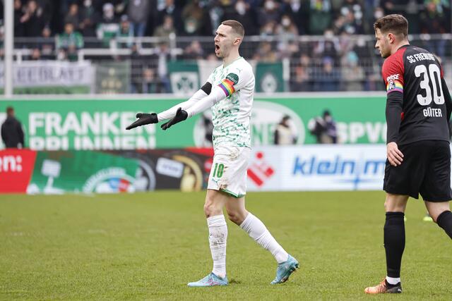 Der Fürther Branimir Hrgota (l) beschwert sich über eine Schiedsrichterentscheidung. | Foto: Daniel Löb/dpa