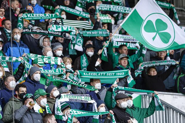 Beim Spiel mussten die Fans zwar noch Masken tragen, doch die Zuschauerbeschränkung wegen Corona waren aufgehoben. | Foto: Daniel Löb/dpa