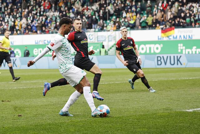 Der Fürther Timothy Tillman (vorne) schießt aus aussichtsreicher Position aufs Tor, scheitert aber am Torwart. | Foto: Daniel Löb/dpa