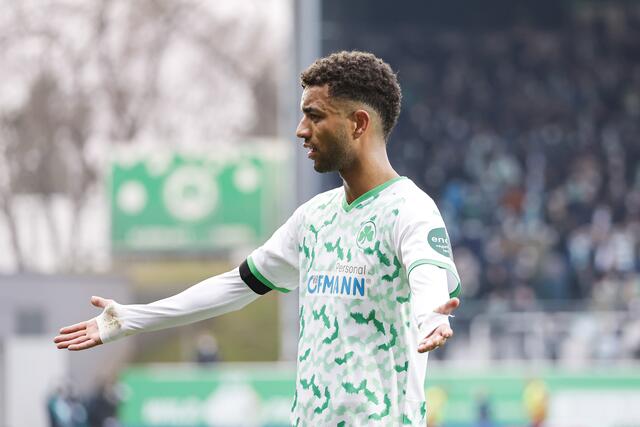 Der Fürther Timothy Tillman ist mit einer Schiedsrichterentscheidung nicht einverstanden. | Foto: Daniel Löb/dpa