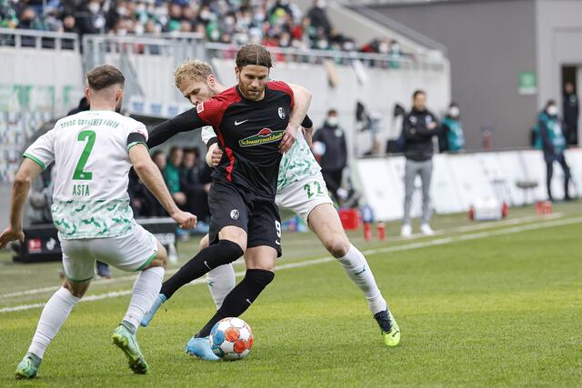 Der Freiburger Lucas Höfler (Mitte) setzt sich gegen die Fürther Sebastian Griesbeck (r) und Simon Asta durch. | Foto: Daniel Löb/dpa