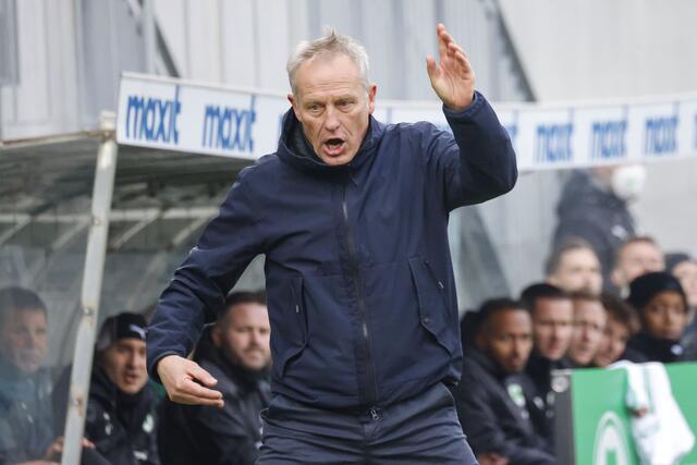 Der Freiburger Trainer Christian Streich ereifert sich an der Seitenlinie. | Foto: Daniel Löb/dpa