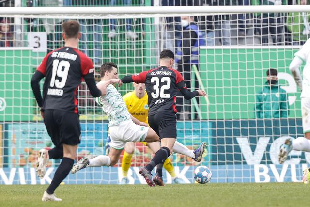 Der Fürther Nick Viergever (M) blockt erfolgreich den Schuss vom Freiburger Vincenzo Grifo (r). | Foto: Daniel Löb/dpa
