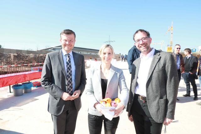 Bei der Tunneldurchschlagsfeier: Oberbürgermeister Marcus König, Tunnel-Patin Anke König und Planungs- und Baureferent Daniel F. Ulrich (v.l.).  | Foto: Udo Dreier