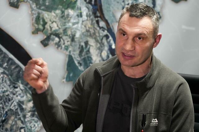 Vitali Klitschko, Bürgermeister von Kiew, gestikuliert während eines Interviews.  | Foto:  Efrem Lukatsky/AP/dpa/Archiv