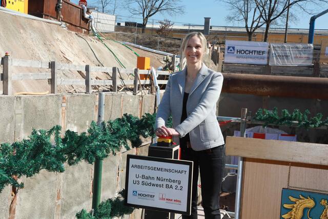 Bei der Tunneldurchschlagsfeier für die künftige U3-Strecke am heutigen Mittwoch, 23. März 2022 hat OB-Gattin und Tunnelpatin Anke König per Knopfdruck den letzten Felsstock mit einem Tunnelbagger durchfahren.  | Foto: Udo Dreier