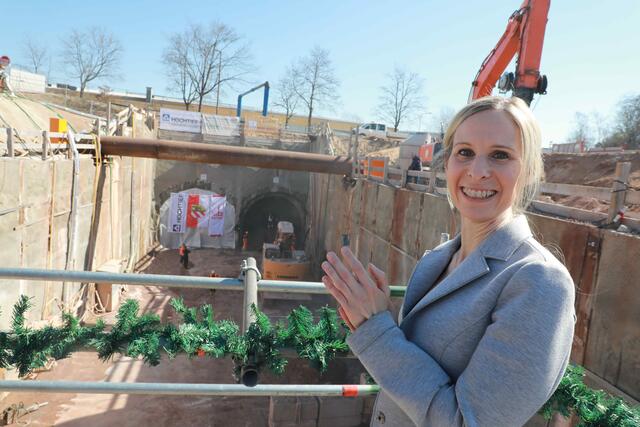 Bei der Tunneldurchschlagsfeier für die künftige U3-Strecke am heutigen Mittwoch, 23. März 2022 hat OB-Gattin und Tunnelpatin Anke König per Knopfdruck den letzten Felsstock mit einem Tunnelbagger durchfahren.  | Foto: Udo Dreier